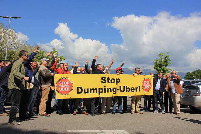 Des chauffeurs de taxi manifestent à Genève pour l'application de la loi sur le travail.