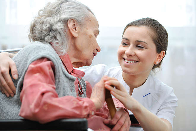 Betreuerin mit älterer Frau