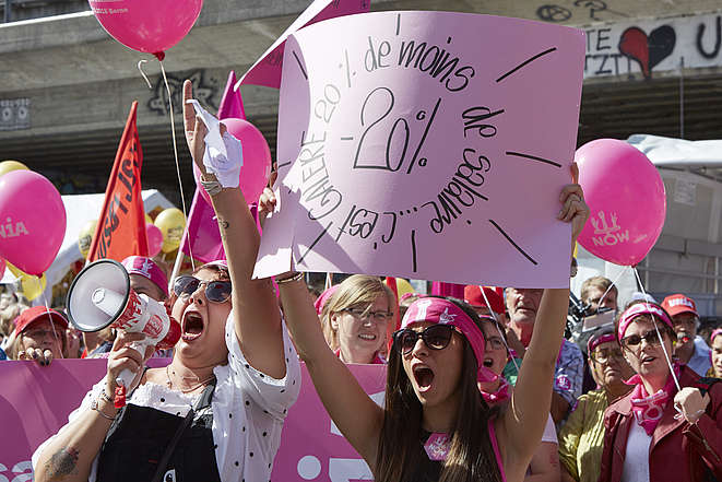 Femme avec un panneau lors d'une manifestation