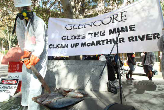 Una protesta in Australia contro il colosso minerario Glencore, multinazionale con sede in Svizzera