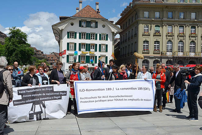 Aktion vor dem Bundeshaus mit Transparenten: Keine Hausarbeiterin ist illegal! ILO-Konvention 189