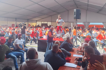 Dario Cadenazzi, responsable de la construction chez Unia Tessin, ouvre l&#039;assemblée au milieu de plus de 2500 travailleurs de la construction.