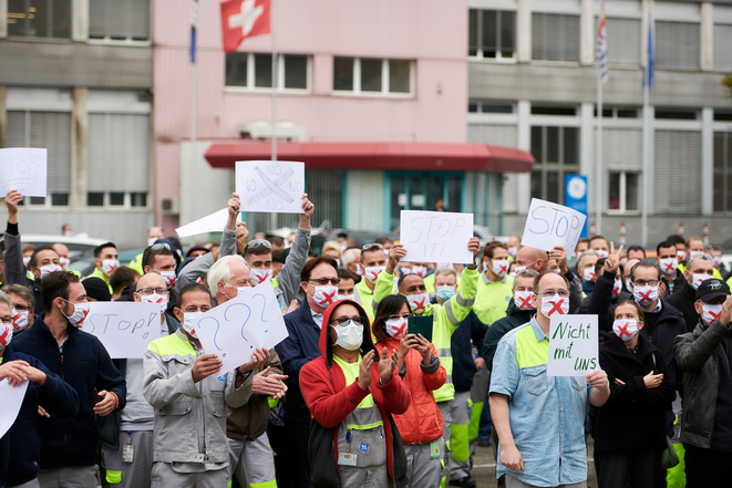 Protestierende mit Masken vor dem Werk von General Electric in Oberentfelden