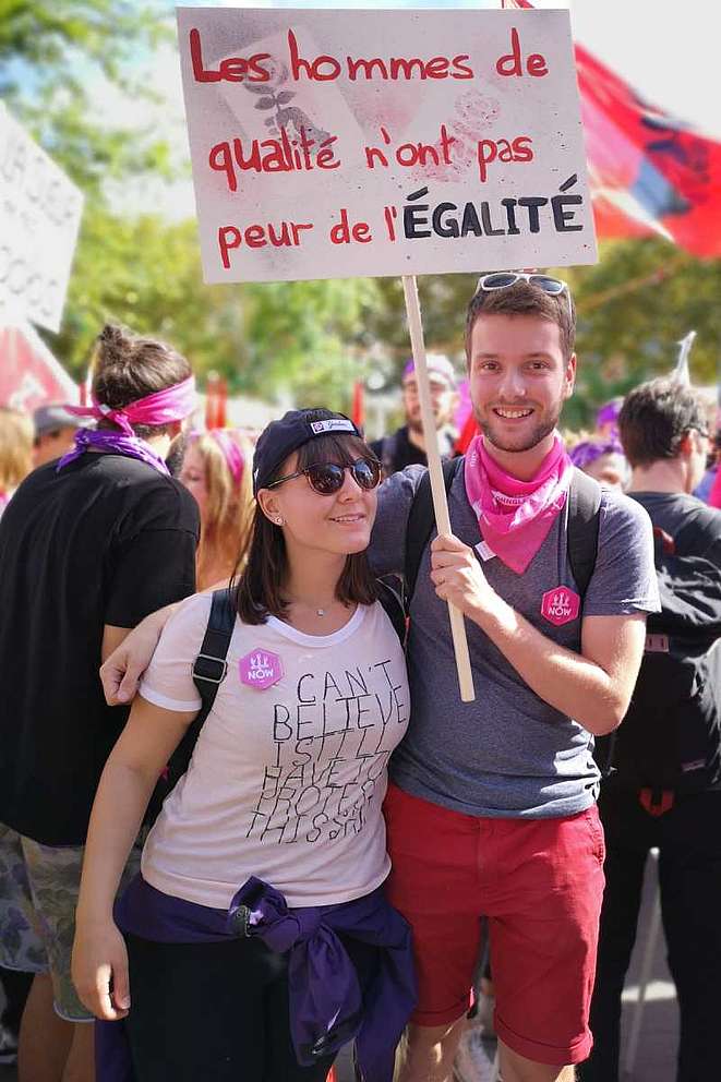 Giovane uomo con un segno di protesta: «Gli uomini di qualità non temono la parità tra donne e uomini»