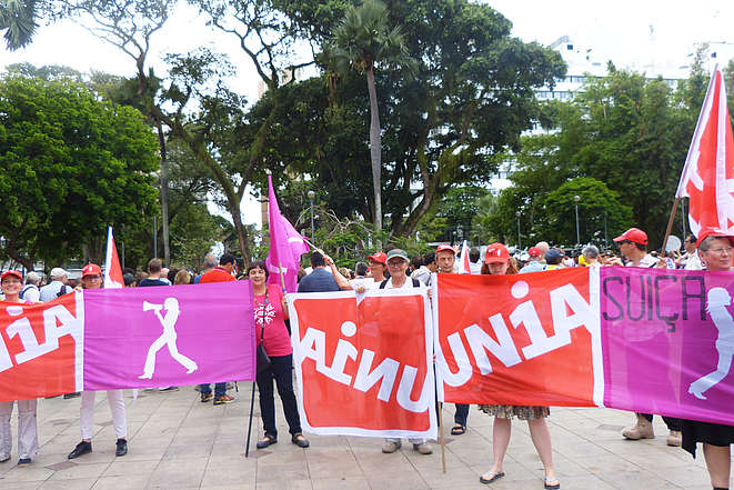 Donne con le striscione d'Unia e della manifestazione per la parità salariale l