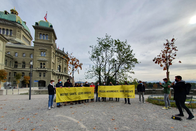 Vertreter*innen von Amnesty International und den Gewerkschaften mit Transparenten vor dem Bundeshaus