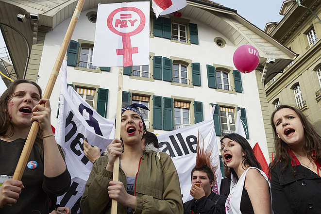 Fünf junge, wütenden Frauen an der grossen Kundgebung 2015 für Lohngleicht