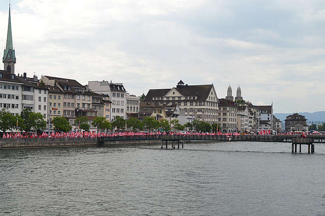 Grande manifestazione degli edili a Zurigo