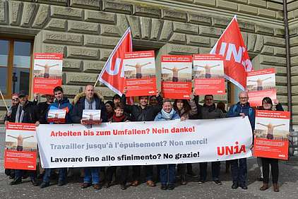 Remise d’une pétition des employé-e-s des professions de services à Berne