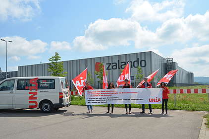 Unia-Protestdelegation vor dem Zalando-Verteilzentrum im deutschen Lahr