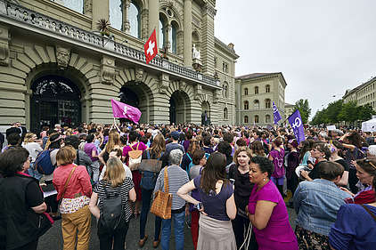 Lo sciopero delle donne sulla Piazza federale di Berna.