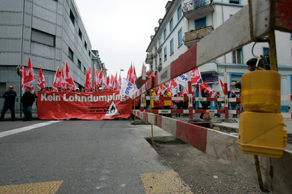 Manifestazione dei lavoratori edili con striscione: No al dumping salariale!