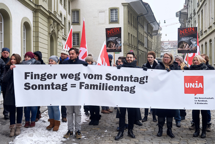 Unia-Aktivisten übergeben der Berner Volkswirtschaftsdirektion eine Petition zu den Ladenöffnungszeiten in der Berner Altstadt.