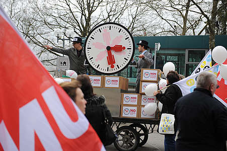 Einreichung des Referendums gegen den 24 Stunden-Arbeitstag im Verkauf, Bern, April 2013