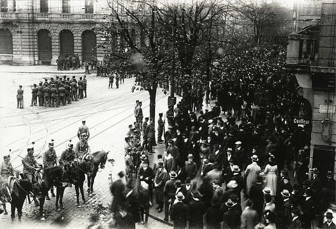Schwarz-Weiss-Foto auf dem die Armee und die die Streikenden auf dem Paradeplatz in Zürich zu sehen sind.