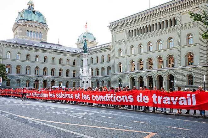 L'action «ligne rouge» des syndicats à Berne