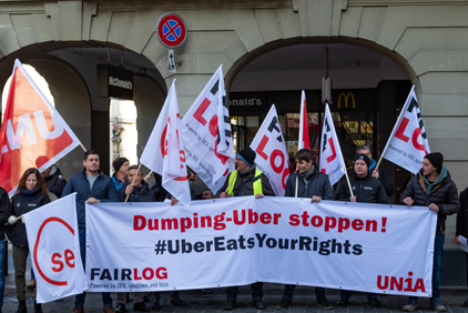 Gewerkschaften protestieren im Berner Stadtzentrum mit Fahnen und Transparenten gegen Uber Eats