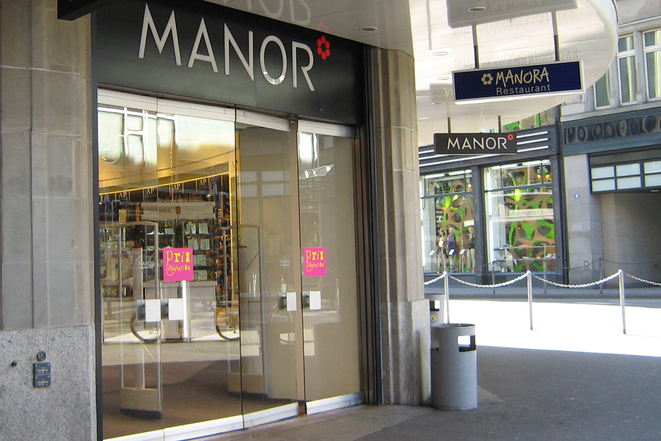 Leerer Eingang zu Manor-Warenhaus