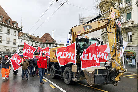 Auch die Bauarbeiter in Freiburg legen ihre Arbeit für einen Protesttag nieder.
