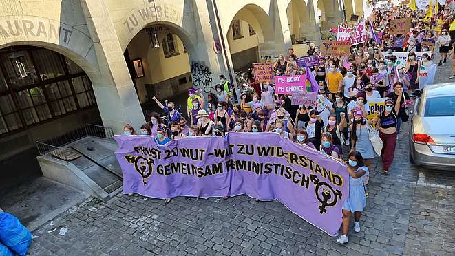 Corteo dimostrativo in occasione dello sciopero femminista nella città vecchia di Berna