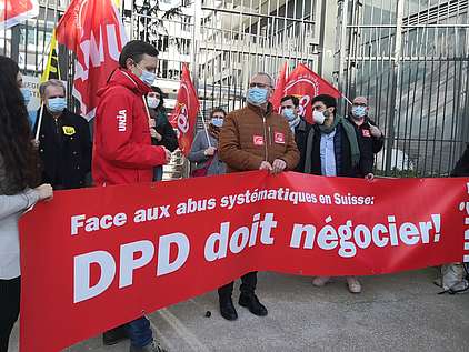 Gewerkschaftsaktivist*innen mit Transparent gegen DPD in Paris