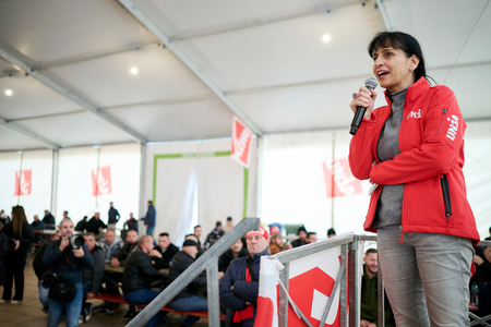 Vania Alleva, Präsidentin der Unia, richtet das Wort an die Bauarbeiter (Foto: Manu Friederich)