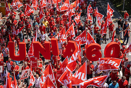 Migliaia di lavoratori edili lottano per i loro diritti. La manifestazione di Zurigo è stato il primo momento culminante della grande mobilitazione dell’Edilizia nel 2018. 