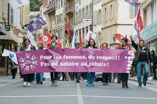 Affiche à Neuchâtel: Pour les femmes du respect! Pas de salaires au rabais!