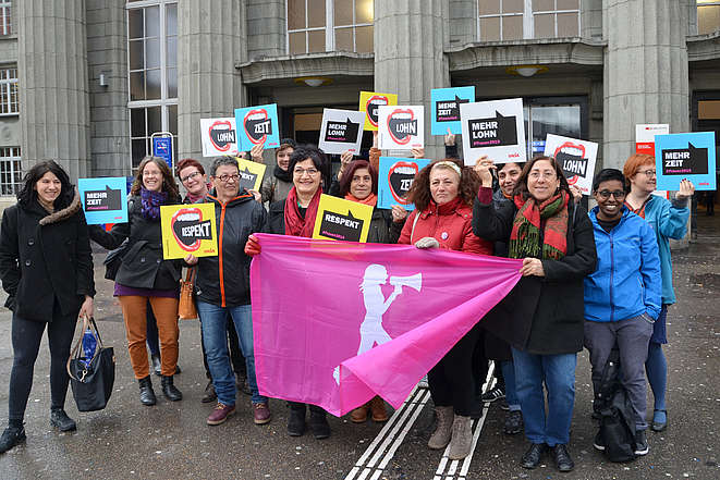 Berner Delegation der Frauenstreikkoordination vor dem Bahnhof Biel
