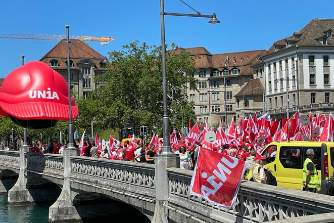 Plus de 15'000 maçons combattifs manifestent à Zurich