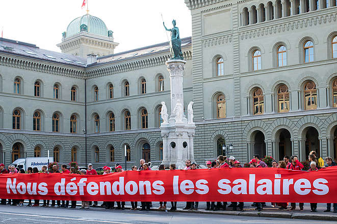Bannière «Nous défendons les salaires»