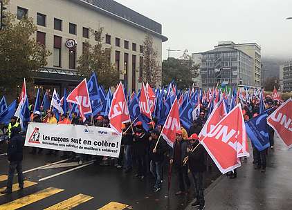 Erster Protestumzug der Walliser Bauarbeiter in Sion