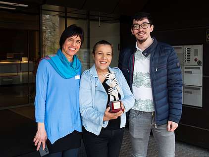 Une livreuses et un livreur Smood avec la vice-présidente d'Unia Véronique Polito (à gauche) et le Prix Engagement
