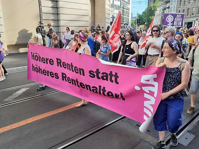 Ein Transparent an der Spitze einer Demonstration in Basel mit der Aufschrift "Höhere Renten statt höheres Rentenalter"