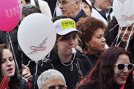 Oltre 12 000 persone – un enorme corteo formato non solo da donne, ma anche da numerosi uomini e bambini – hanno manifestato a Berna per la parità salariale.