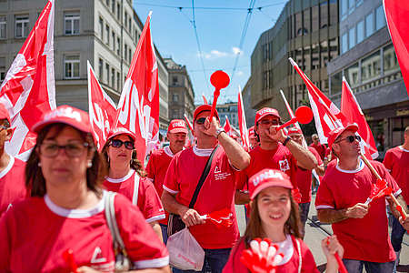 18000 edili sono arrivati a Zurigo per difendere il pensionamento a 60 anni