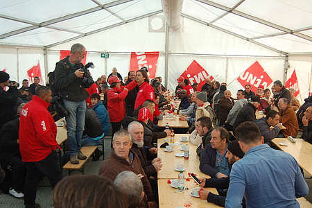 Die Bauarbeiter aus der Region Bern trafen sich auf dem Waisenhausplatz in Bern.