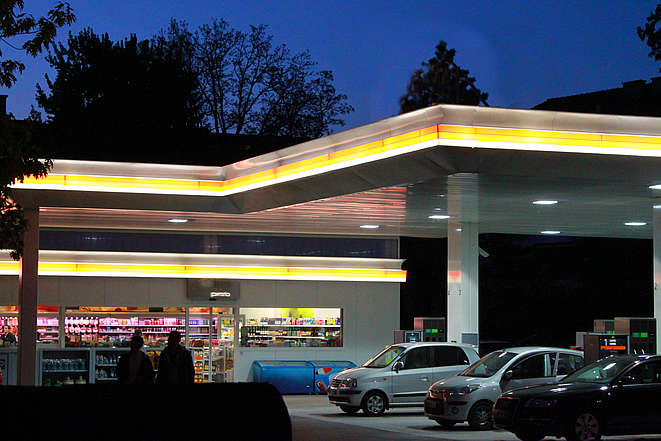 Tankstelle mit offenem Shop in der Nacht