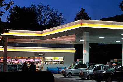 Tankstelle mit offenem Shop in der Nacht