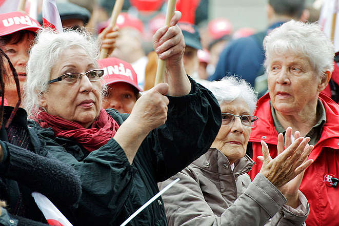 donne anziane a una manifestazione di Unia 