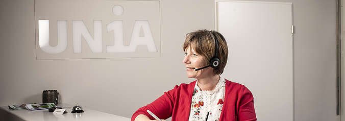 Une collaboratrice de la Caisse de chômage Unia donne des renseignements au téléphone.