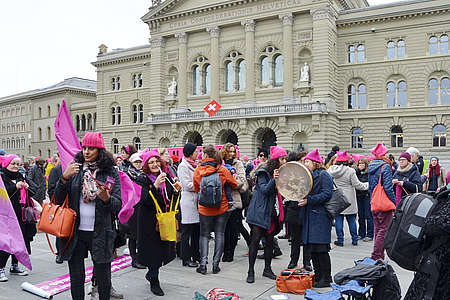 Molte donne seguono l&#039;appello e - in segno di protesta - lavorano a maglia.