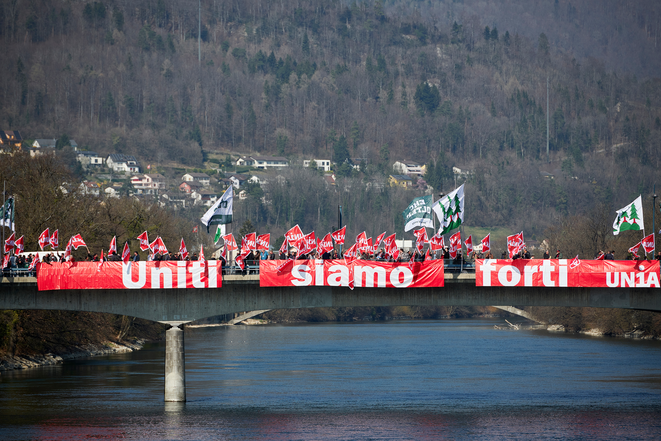 Striscione su ponte sopra l'Aare: uniti siamo forti!