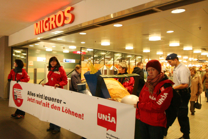 Aktion für mehr Lohn bei der Migros vor der Filiale Marktgasse in Bern