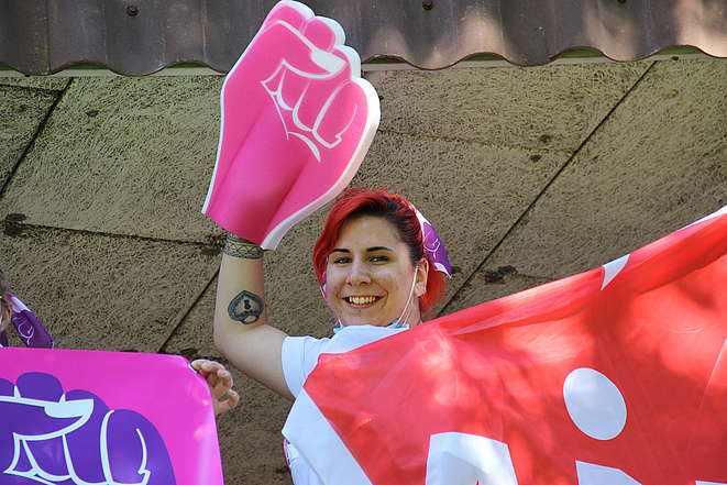 Una donna con il pugno simbolo chiede l'uguaglianza