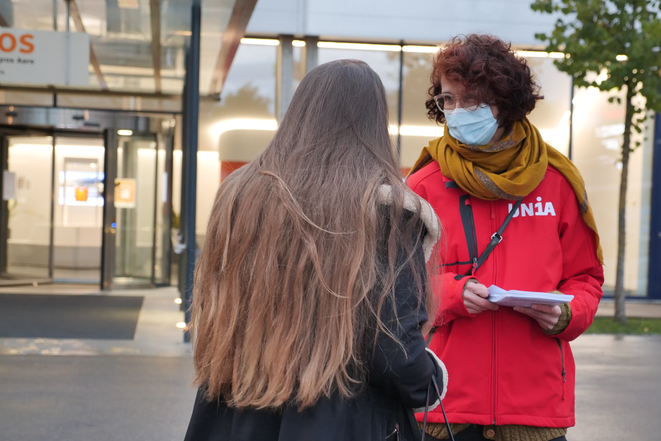 Verteilaktion für morgens von Unia-Gewerkschaftessekretär*innen vor der Migros in Schönbühl