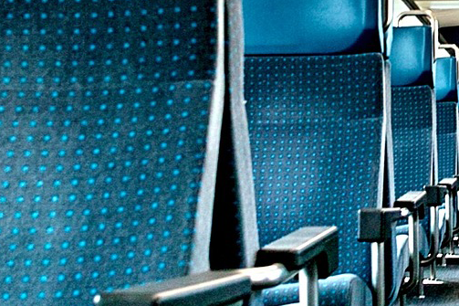 Zugsitze mit blauem Stoff mit grünen Punkten